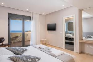 Posteľ alebo postele v izbe v ubytovaní Luxury Villa Near The Sea Meliti Luxury Villa + 37 fotografií
