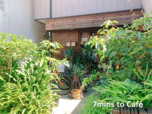 a garden with plants in front of a building at RInnオリジナル天下茶屋 松 in Osaka