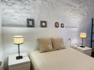 - une chambre avec un lit et deux lampes sur les tables dans l'établissement Cortijo Montesuenos con vistas by At Home, à Torrox 46 autres photos