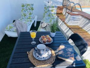 une table bleue avec un bol de fruits et un livre dans l'établissement Cortijo Montesuenos con vistas by At Home, à Torrox
