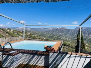 une piscine avec vue sur les montagnes dans l'établissement Cortijo Montesuenos con vistas by At Home, à Torrox