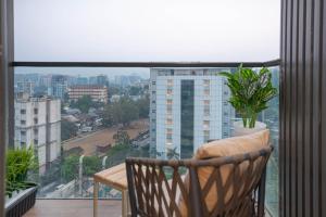 ムンバイにあるZ Bliss Suites, BKCの市街の景色を望むバルコニー(椅子付)