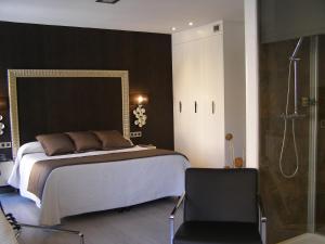 A bed or beds in a room at Hotel Rural Villa de Berlanga