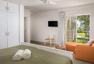 TV a/nebo společenská místnost v ubytování KITE BEACH HOTEL Oceanfront Apartments