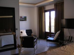 A television and/or entertainment centre at Hotel Rural Villa de Berlanga