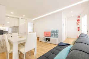 a living room with a couch and a table at GuestReady - Sunny Sesimbra Escape in Sesimbra