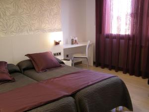 A bed or beds in a room at Hotel Rural Villa de Berlanga