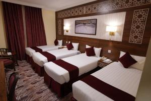 Postel nebo postele na pokoji v ubytování Abraj Al Tayseer Tuwa Hotel