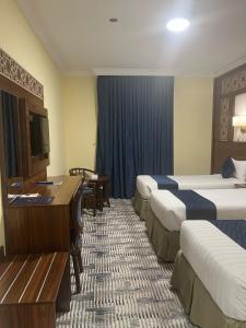 Postel nebo postele na pokoji v ubytování Abraj Al Tayseer Tuwa Hotel