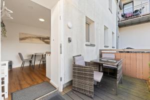 a balcony with a table and chairs and a dining room at Modernes Apartement am Rhein in ruhiger Lage in Cologne