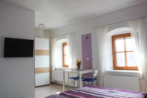 um quarto com uma cama e uma mesa com 2 cadeiras em Gasthof Franzosenhof em Wullowitz