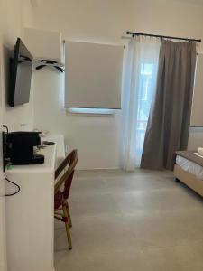 TV a/nebo společenská místnost v ubytování 23 Hotel Mykonos