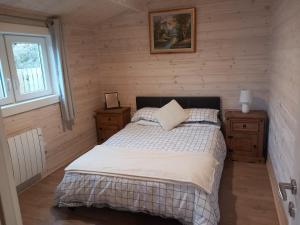 Voodi või voodid majutusasutuse Grove View log house toas