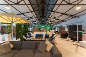 カンプ・リントフォルトにあるWellings Parkhotelの天井が開放的なロビー(ソファ、椅子付)