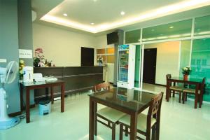 Baan Samrarn في مينْغكرابي: غرفة طعام مع طاولة وكراسي ومطبخ