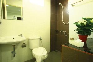 a bathroom with a toilet and a sink and a shower at Baan Samrarn in Krabi town