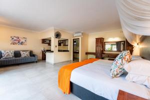 Postel nebo postele na pokoji v ubytování Victoria Falls Oasis + 25 fotografií