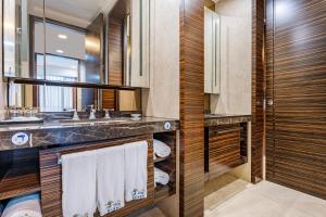 a bathroom with a sink and a mirror at eStay Residence·Poly World Trade Center Guangzhou in Guangzhou +24 photos