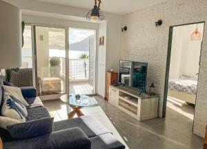 a living room with a couch and a television at Europa II in Calpe