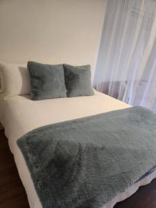 Cosy Studio with valley views客房内的一张或多张床位