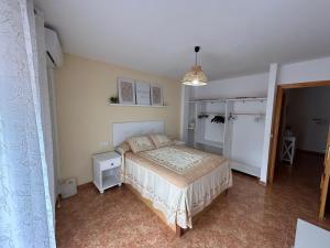 un dormitorio con una cama en una habitación en Apartamento, en Carboneras 13 fotos más
