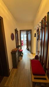 sala de estar con estufa de leña en La Sibilla, en Riscone