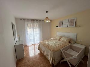 Un dormitorio con una cama y una ventana grande. en Apartamento, en Carboneras