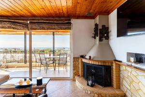 Телевизор и/или развлекательный центр в Seaview & Nature Retreat - Filiatra's Cozy Hideaway +19 фотографий