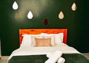 Postel nebo postele na pokoji v ubytování Elegant 2BR Apartment in Nanyuki