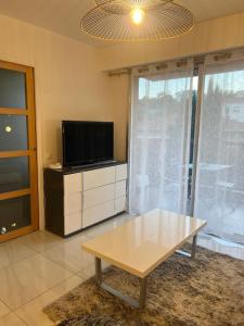 TV a/nebo společenská místnost v ubytování 2P cosy à Nice