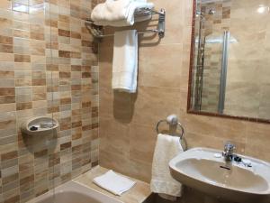Koupelna v ubytování Hostal Sainz + 37 fotografií