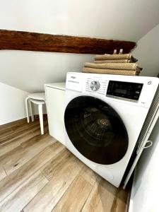 ディジョンにあるle citéの部屋に置かれた白い洗濯機