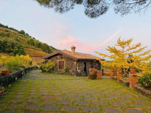 佩达拉Chalet Mondifeso的前面有石头院子的房子