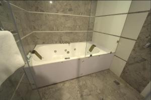 Hotel JSR Continental的一间浴室