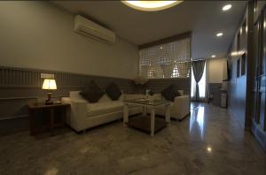 Hotel JSR Continental的休息区