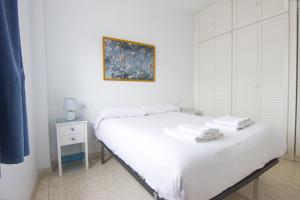 sypialnia z dwoma łóżkami i obrazem na ścianie w obiekcie RentalSevilla Plaza del Zurraque w Sewilli