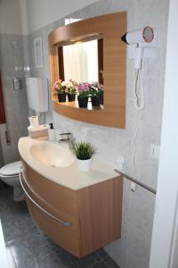 A bathroom at VENICE Sweet Home - your home in a beautiful neighborhood of the City of Venice
