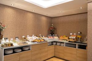 Una línea de buffet con comida en exhibición en un restaurante. en Avenida Lofts, en A Coruña