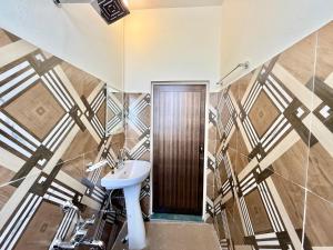 un bagno con un water e un lavandino di Yepplo Holiday Home - Complimentary Breakfast - 24 hrs Caretaker & Power Backup a Shillong Altre 148 foto
