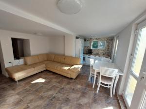 una sala de estar con un sofá y una mesa en Вила Хейла, en Voditsa