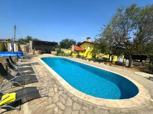una piscina con tumbonas junto a ella en Вила Хейла, en Voditsa