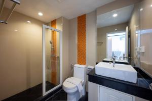 Et badeværelse på New Nordic Trend 3 by Apartwell + 34 billeder