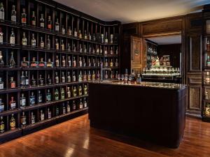 Hol lub bar w obiekcie Domaine de la Reine Margot Paris-Issy - MGallery Collection