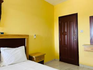 Touraco Suite Hôtel Business客房内的一张或多张床位
