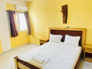 Touraco Suite Hôtel Business客房内的一张或多张床位