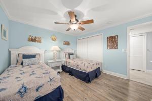 サニベルにあるSandpiper Beach #405のベッドルーム1室(ベッド2台、シーリングファン付) +37枚の写真