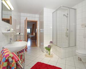 ein Badezimmer mit Dusche, Waschbecken und Toilette in der Unterkunft Ferienwohnung in Otterndorf in Otterndorf
