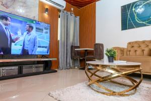 Televiisor ja/või meelelahutuskeskus majutusasutuses T-Square Residence Makepe