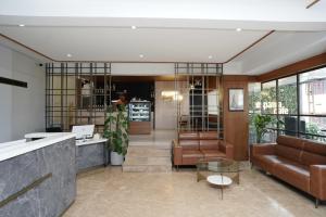 コーリコードにあるHotel Bluebellのリビングルーム(ソファ、テーブル付)