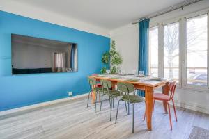TV a/nebo společenská místnost v ubytování La Villa Juliette - Charmant Appartement à 30 minutes de Paris